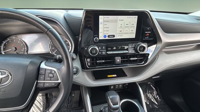 Used 2023  Toyota XLE image 10