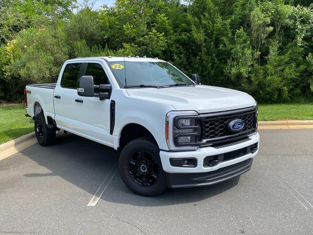 Oxford White 2025 Ford F-250 Super Duty XL Crew Cab 4WD Pickup Truck Four-Wheel Drive Automatic
