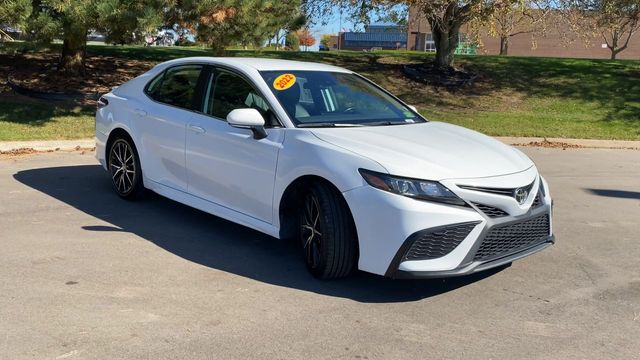 2022 Toyota Camry SE 2