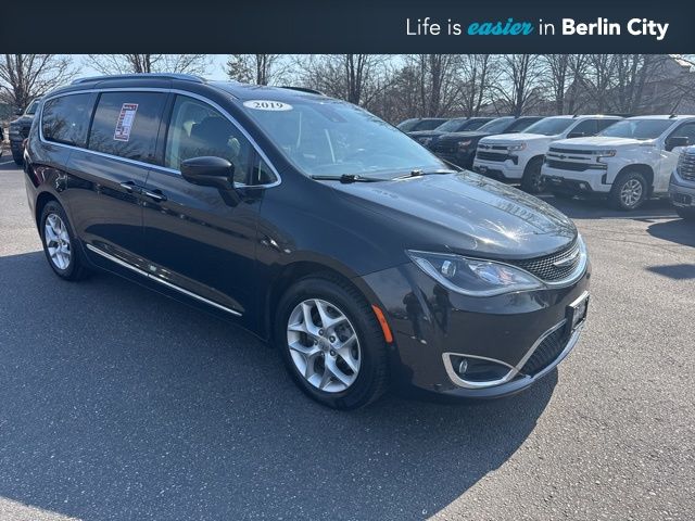 Brilliant Black Crystal Pearlcoat 2019 Chrysler Pacifica Touring L Plus FWD Minivan Front-Wheel Drive 9-Speed Automatic