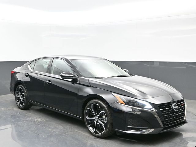 2024 Super Black Clearcoat Nissan Altima 2.0 SR FWD Sedan