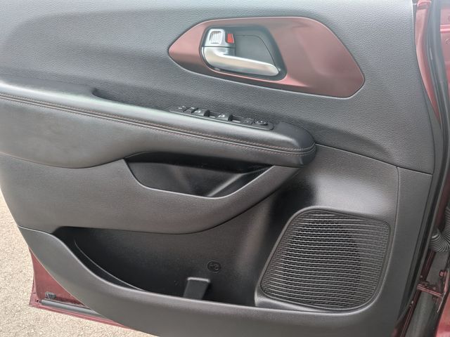 2019 Chrysler Pacifica - Image 15