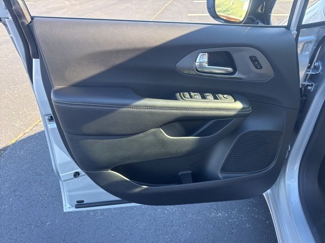 New 2026 Silver Chrysler Select image 14