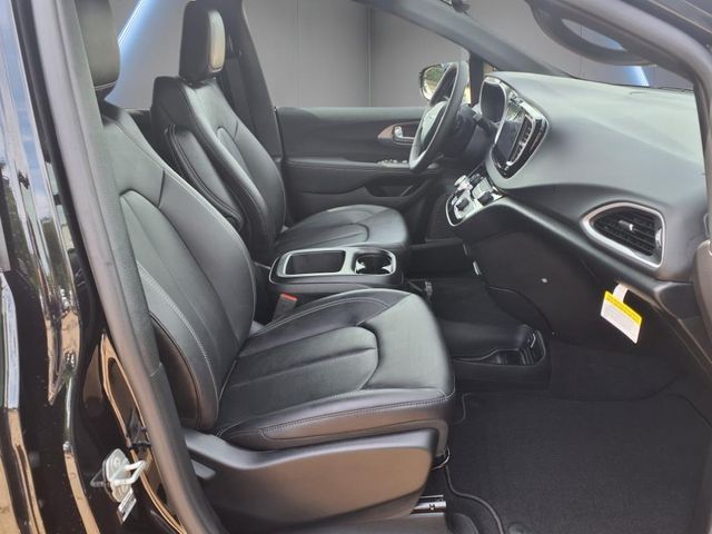 2025 Chrysler Voyager LX - Photo 24
