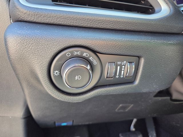 New 2026 White Chrysler Select image 22