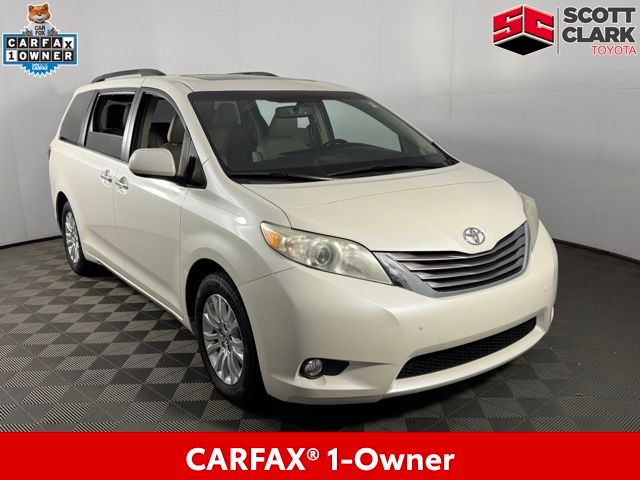 White (Blizzard Pearl) 2017 Toyota Sienna XLE 7-Passenger Auto Access Seat FWD Minivan Front-Wheel Drive 8-Speed Automatic