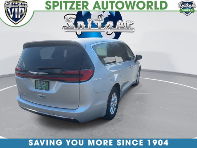 2024 Chrysler Pacifica Touring L - 8