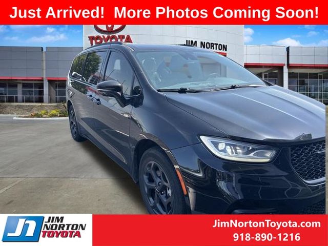 Brilliant Black Crystal Pearlcoat 2021 Chrysler Pacifica Hybrid Minivan Front-Wheel Drive Continuously Variable Transmission