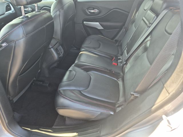 Used 2018 Silver Jeep Trailhawk image 27