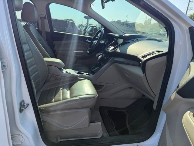 2015 Oxford White Ford Escape SE FWD SUV