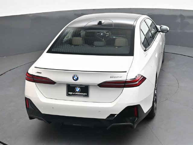New 2027 White BMW 550e xDrive image 25