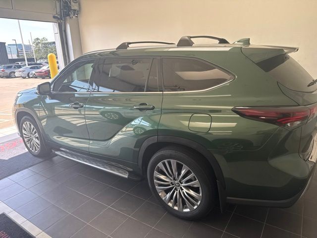 2024 Toyota Highlander Platinum  at Toyota of Victoria