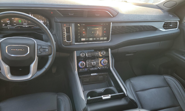 2023 GMC Yukon XL Denali 10