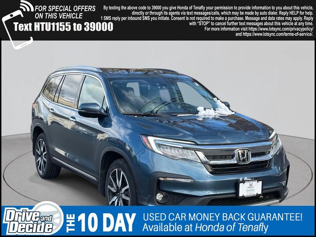 2022 Honda Pilot Touring AWD with Rear Captain's Chairs