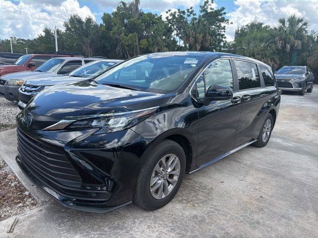 2025 Toyota Sienna LE 8-Passenger Hybrid FWD's photo