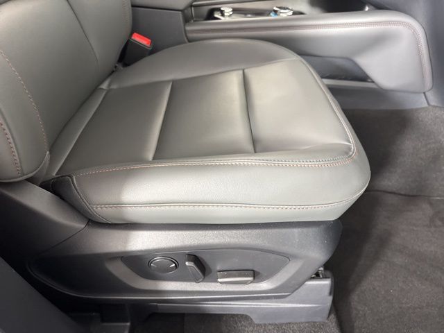 2025 Space White Metallic Ford Explorer Active RWD SUV