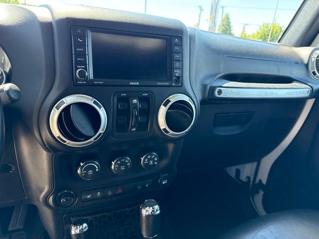 Used 2017 Bright White Clearcoat Jeep Unlimited Sahara image 9