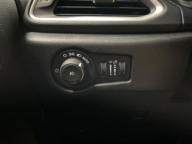 2025 Chrysler Pacifica Select photo