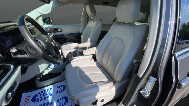 Used 2021 Granite Crystal Metallic Clearcoat Chrysler LXI image 9
