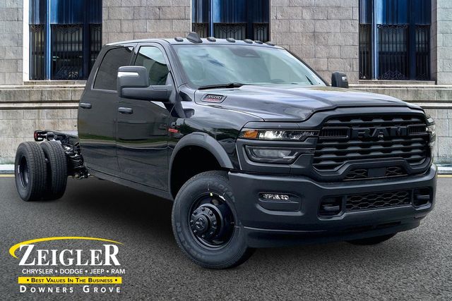 Diamond Black Crystal Pearlcoat 2026 RAM 3500 Chassis Pickup Truck Four-Wheel Drive 8-Speed Automatic