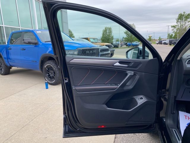 2024 Volkswagen Tiguan 2.0T Wolfsburg Edition - Deep Black Pearl exterior view 9