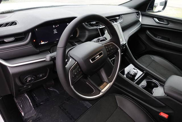 new 2025 Jeep Grand Cherokee car, priced at $37,275