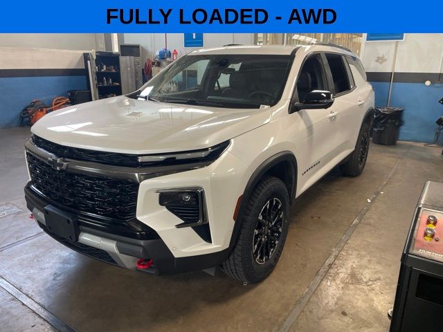 White (Iridescent Pearl Tricoat) 2025 Chevrolet Traverse SUV / Crossover Four-Wheel Drive 8-Speed Automatic