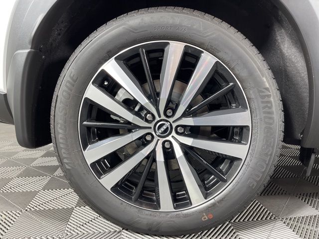 2025 Everest White Pearl Tricoat/Super Black Nissan Pathfinder Platinum FWD SUV