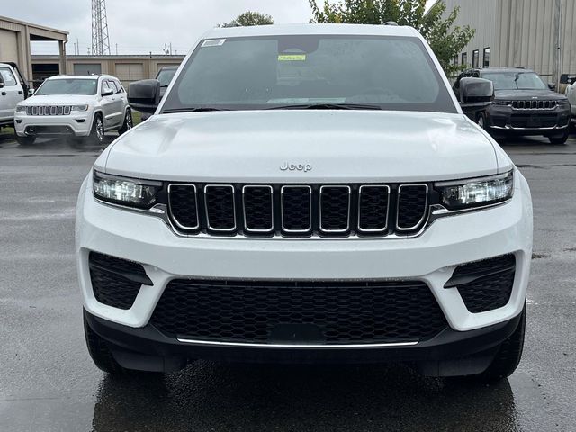 New 2025 White/off-white Jeep Laredo image 2