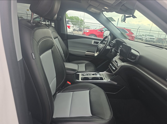 2023 White Metallic Ford Explorer XLT 4X4 SUV