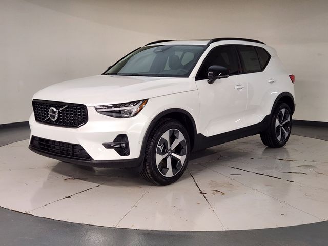2026 Volvo XC40 B5 Plus