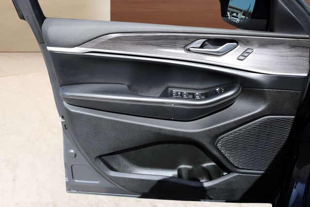 Used Car 2023 Jeep Grand Cherokee  Limited For Sale Under $35,000 In Austin, Texas