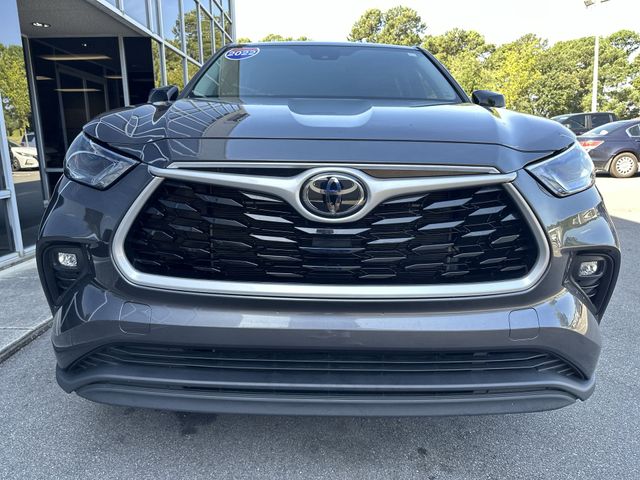 Used 2022 Gray Toyota LE image 9
