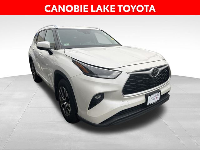 White 2021 Toyota Highlander SUV / Crossover All-Wheel Drive 8-Speed Automatic