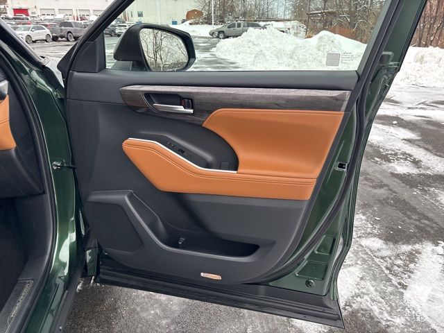 used 2023 Toyota Highlander car, priced at $43,136