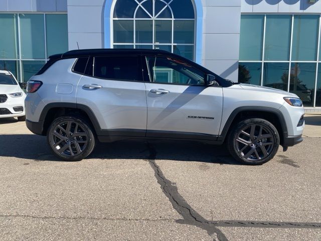 2026 Jeep Compass Limited - Silver Zynith Metallic Clearcoat exterior view 4