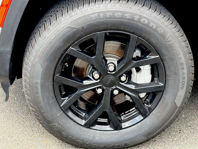 Used 2022 Silver Jeep Limited image 17
