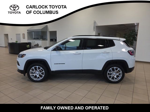 Bright White Clearcoat 2023 Jeep Compass SUV / Crossover Four-Wheel Drive 8-Speed Automatic