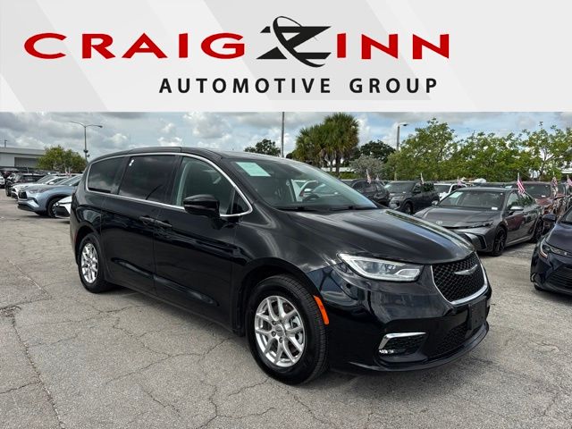 2024 Chrysler Pacifica Touring L's photo