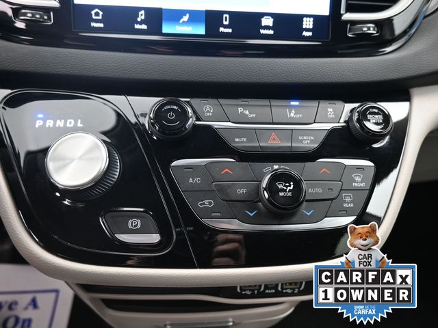 2023 Chrysler Pacifica Touring L photo