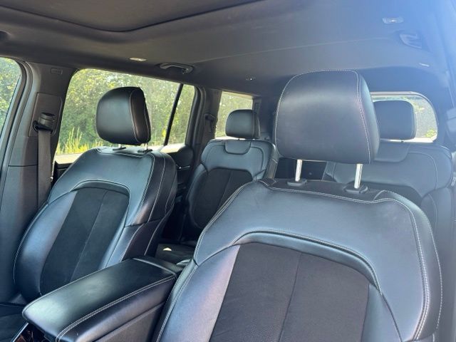 Used 2022 White Jeep Altitude image 24