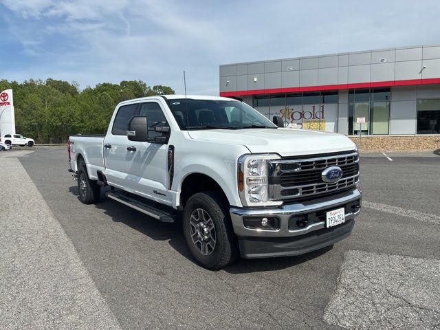 Oxford White 2025 Ford F-250 Super Duty XLT Crew Cab 4WD Pickup Truck Four-Wheel Drive Automatic