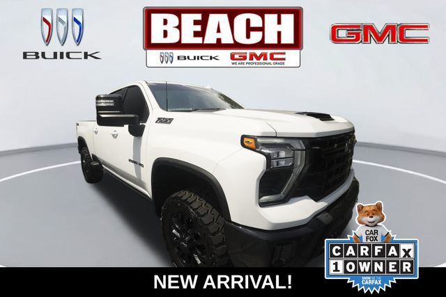 Summit White 2025 Chevrolet Silverado 2500HD Pickup Truck Four-Wheel Drive Automatic