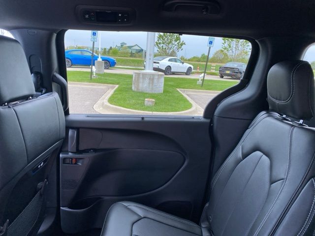 2027 Chrysler Pacifica Select - Diamond Black exterior view 15