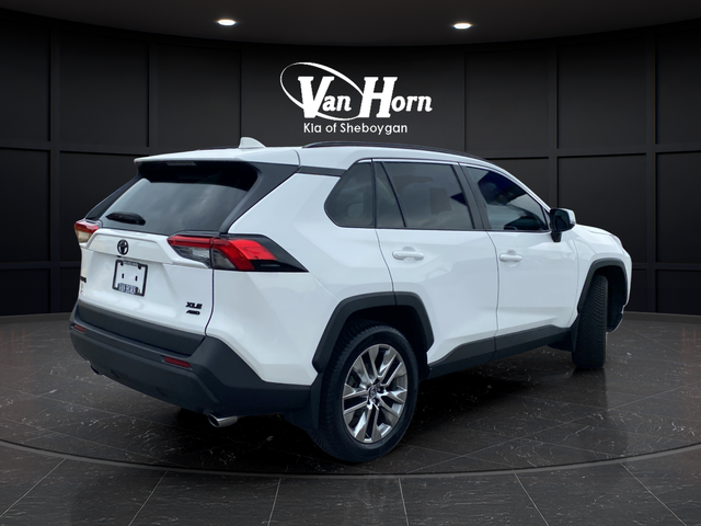 Used 2020 White Toyota XLE Premium image 7