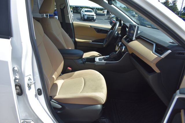 2023 Toyota RAV4 LE - Photo 19