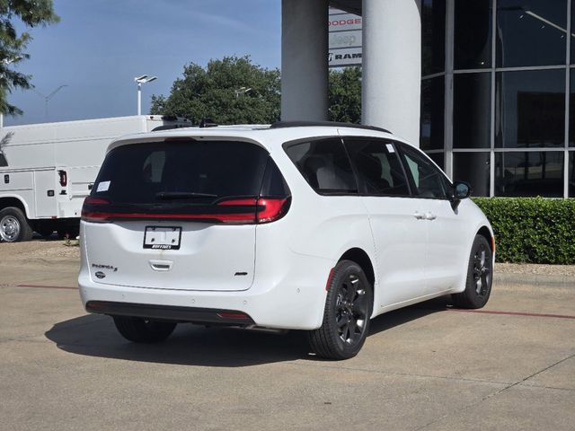 2024 Chrysler Pacifica Touring L 3