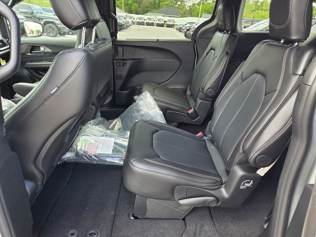 New 2026 Silver Chrysler Select image 5