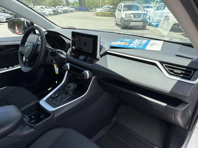 2025 Toyota RAV4 LE - Photo 17