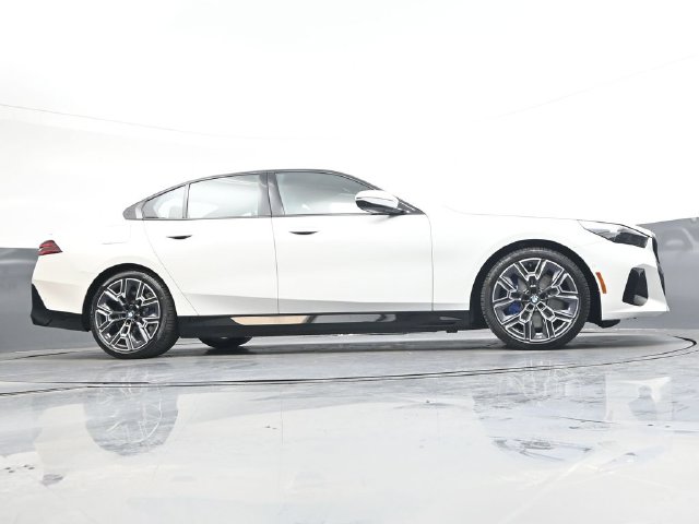 New 2027 White BMW 550e xDrive image 31